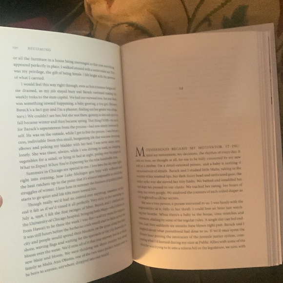 Becoming Michelle Obama Hardcover Autobiography - Picture 3 of 5